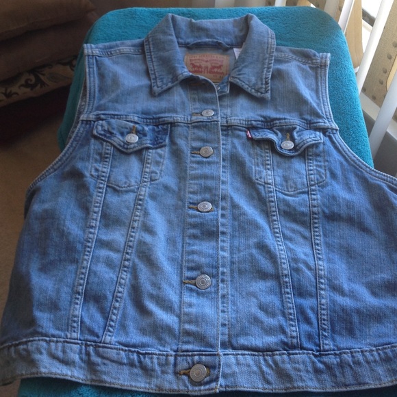 Levi's Medium Wash Vest - Picture 2 of 7